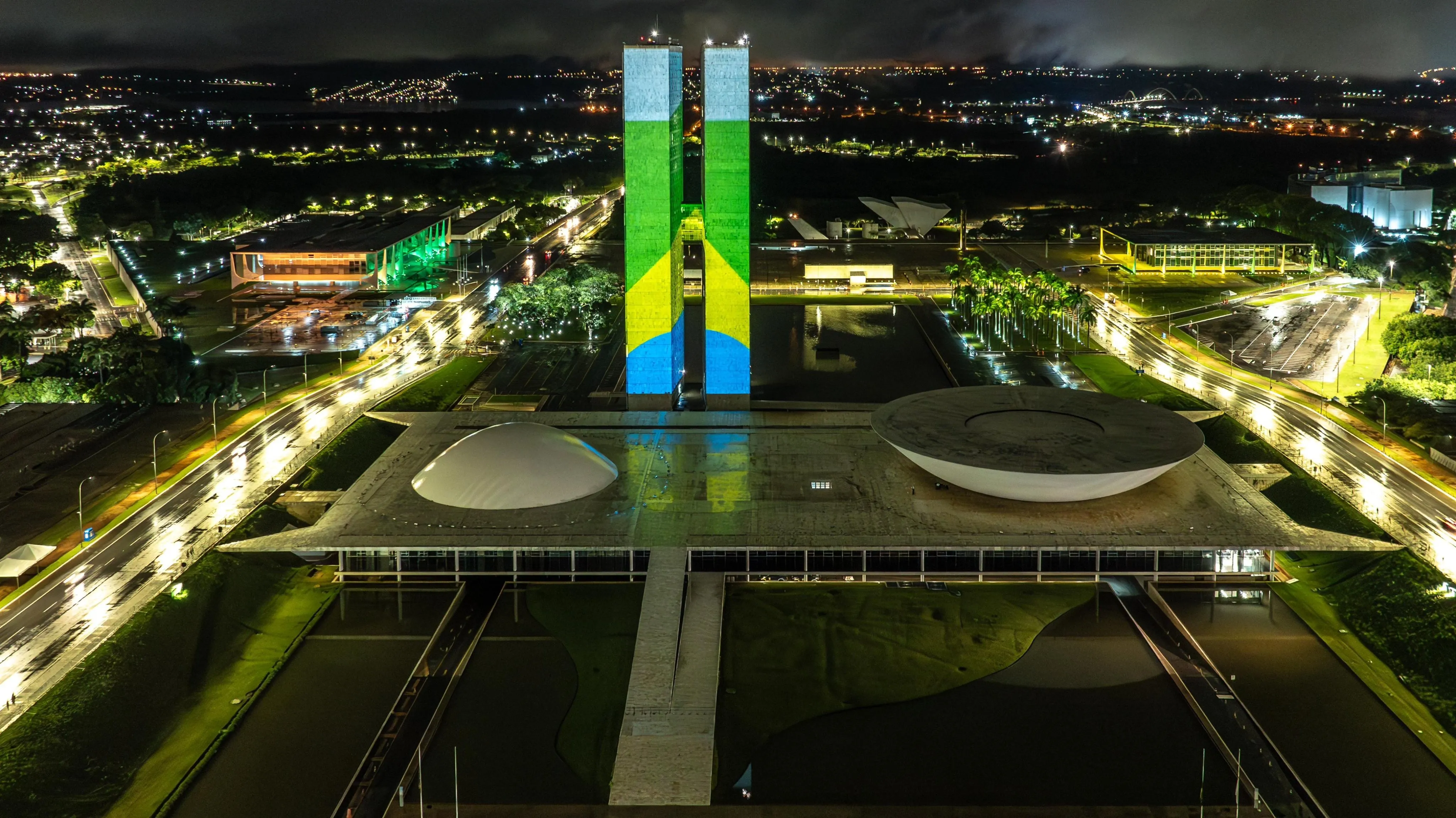 Imagem ilustrativa da imagem 8 de janeiro: Congresso Nacional exibe bandeira do Brasil