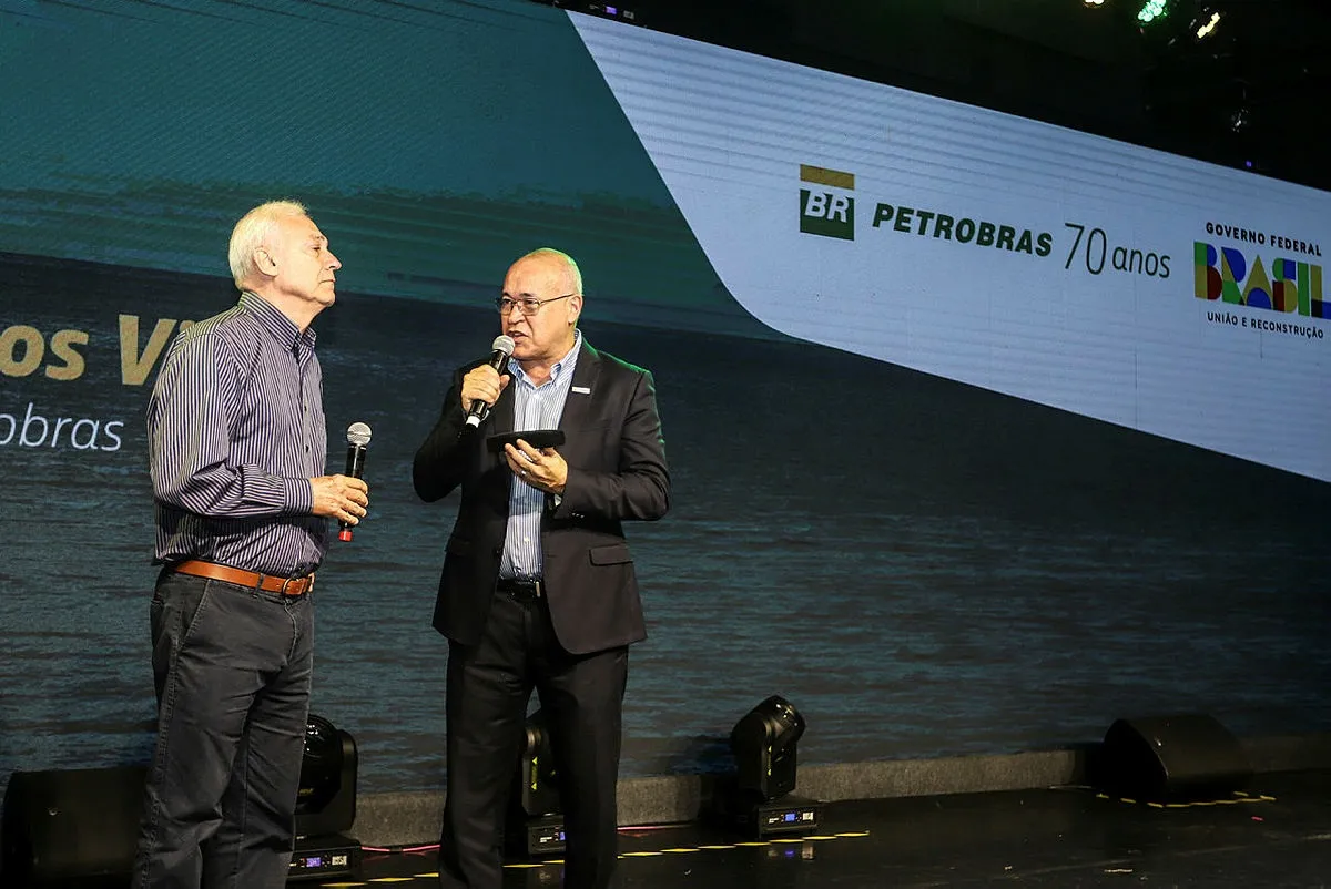 Luiz Carlos Vila (à esquerda), homenageado no evento:  “Como empregado e filho de empregado, quero dizer que  eu amo esta empresa”