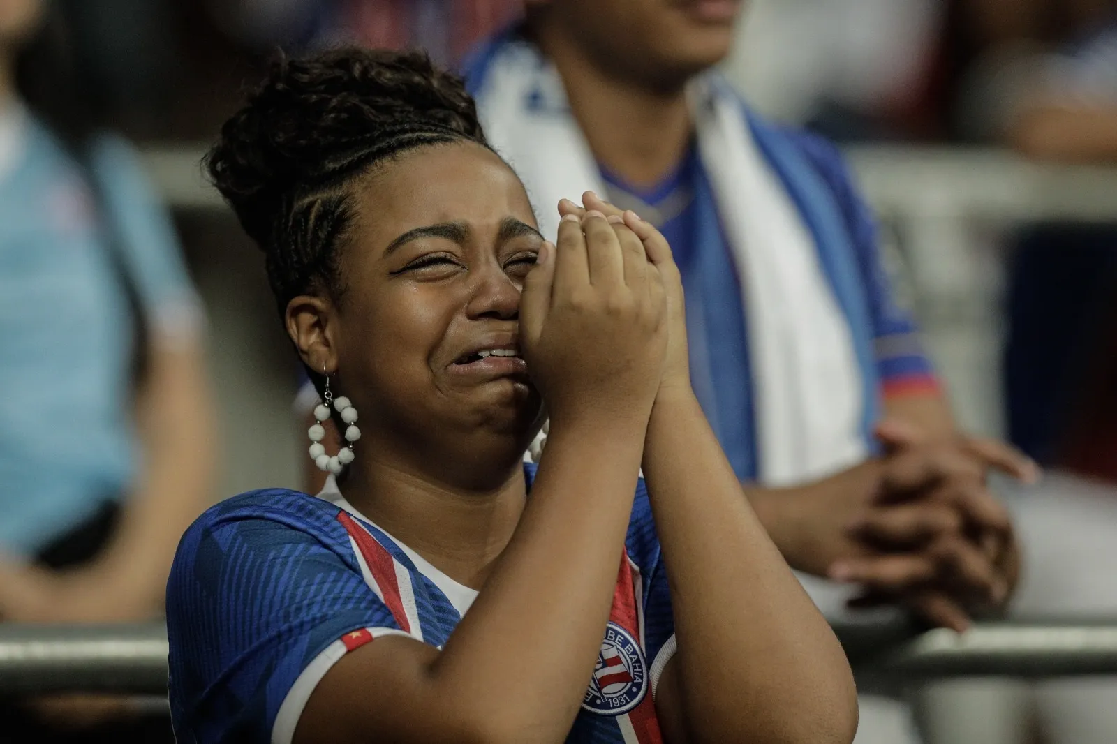 Torcedora do Bahia não segura a tristeza após gol do São Paulo