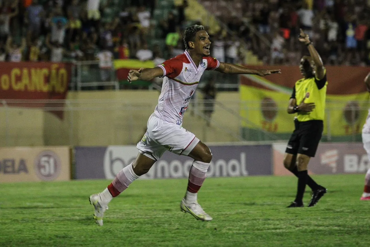 Pedro Henrique comemora gol de empate com o Itabuna