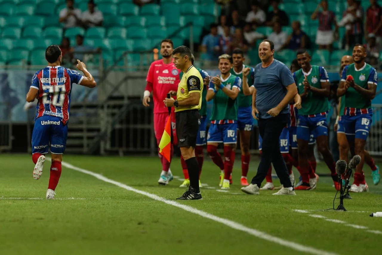 Yago Felipe marcou de falta e foi comemorar com o técnico Rogério Ceni