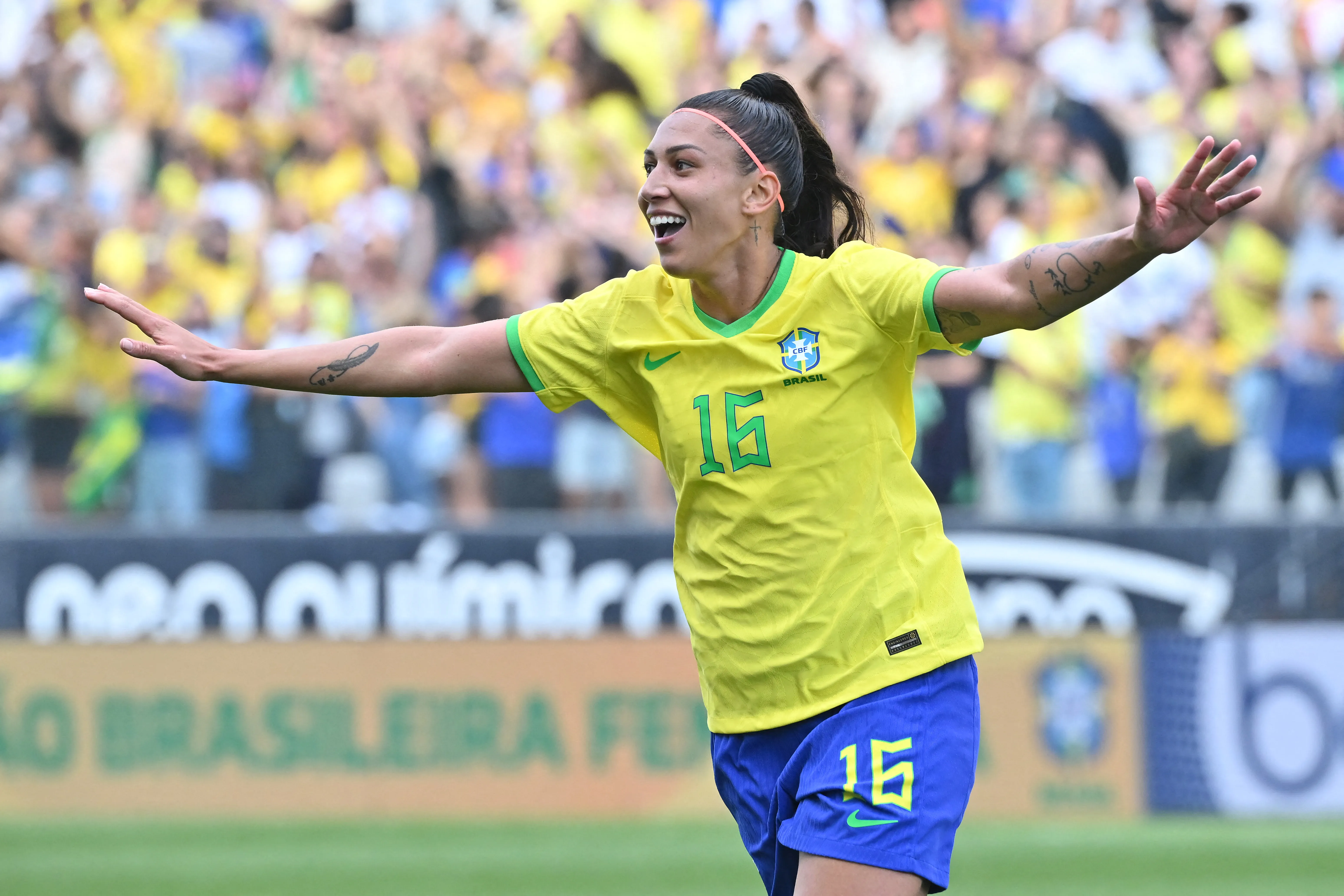 Bia Zeneratto comemora gol marcado