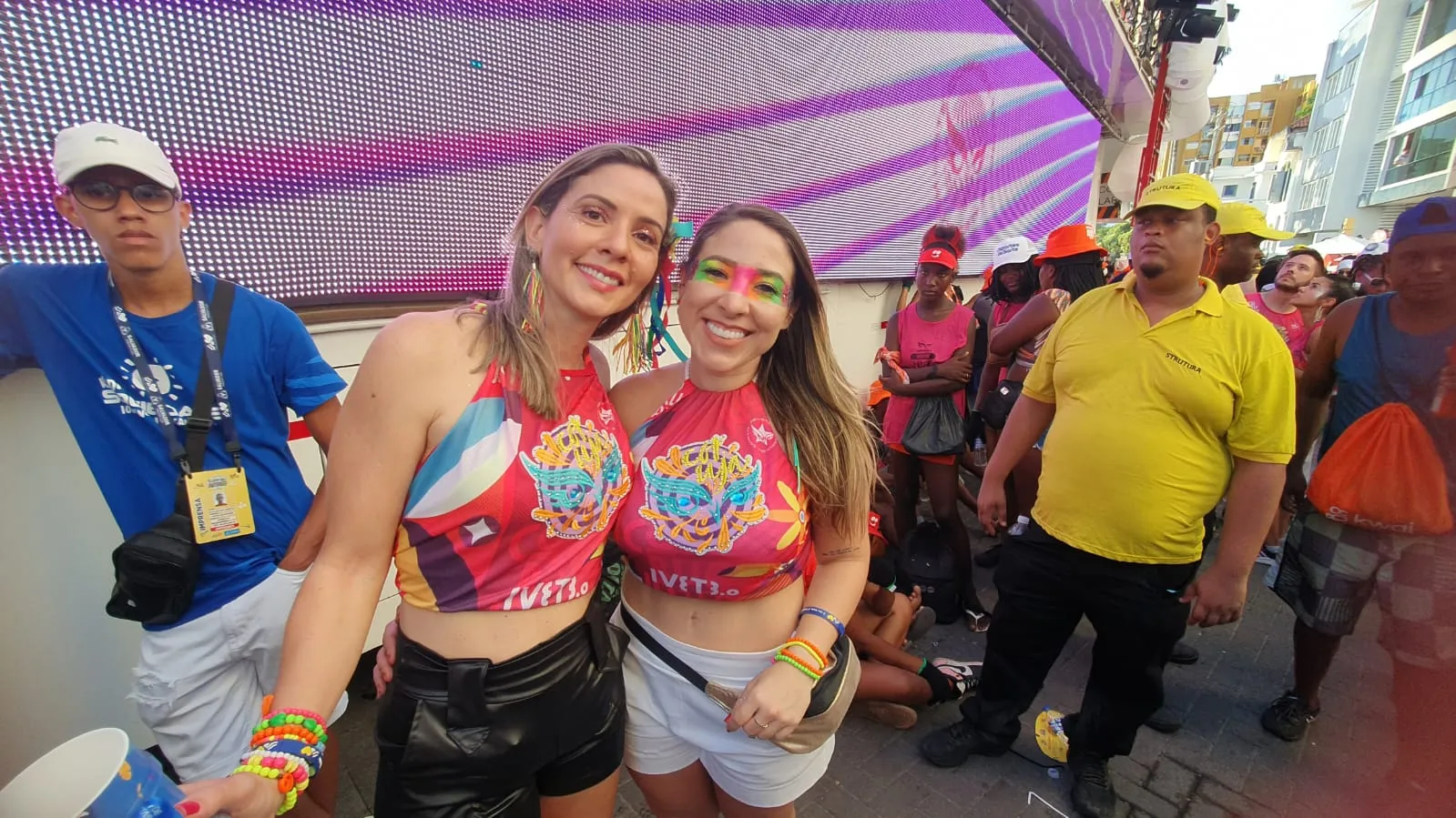 As amigas Kelly Silveira e Micaela Ferreira sa&iacute;ram de Fortaleza para curtir Ivete em Salvador