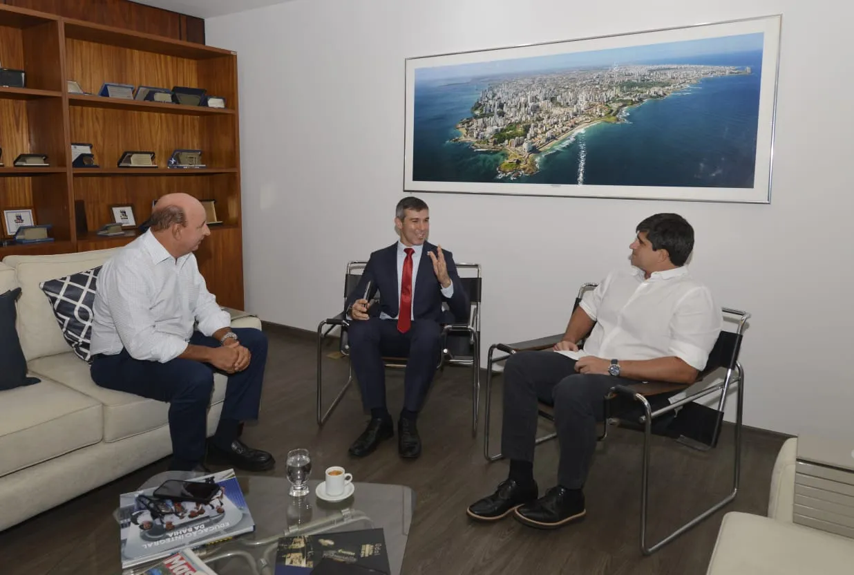 Secretário conversa com o diretor de Relações Institucionais de A TARDE, Luciano Neves (esq.) e com o presidente do grupo, João Mello Leitão (dir.)