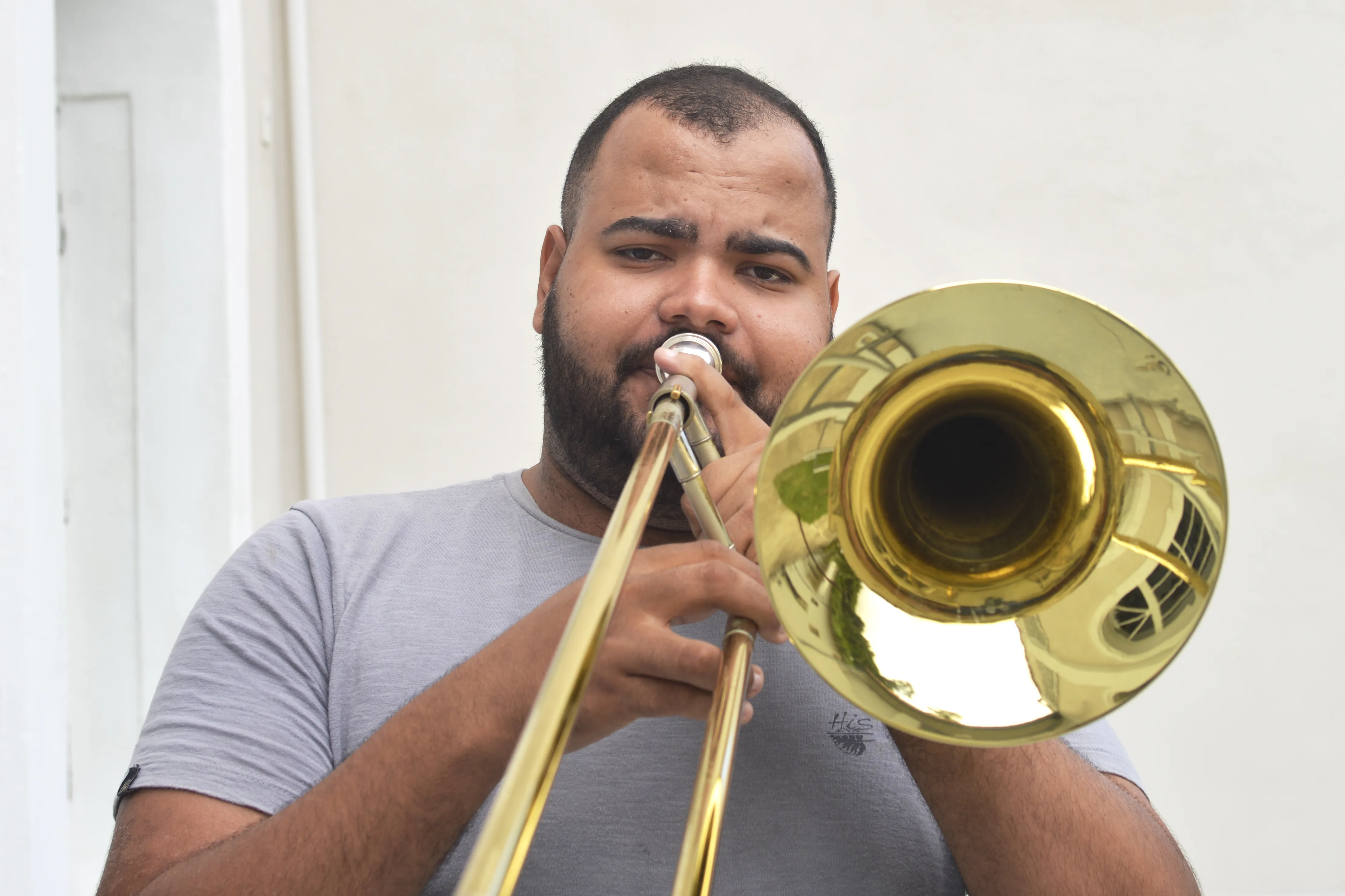 Sérgio Gabryel toca trombone tenor