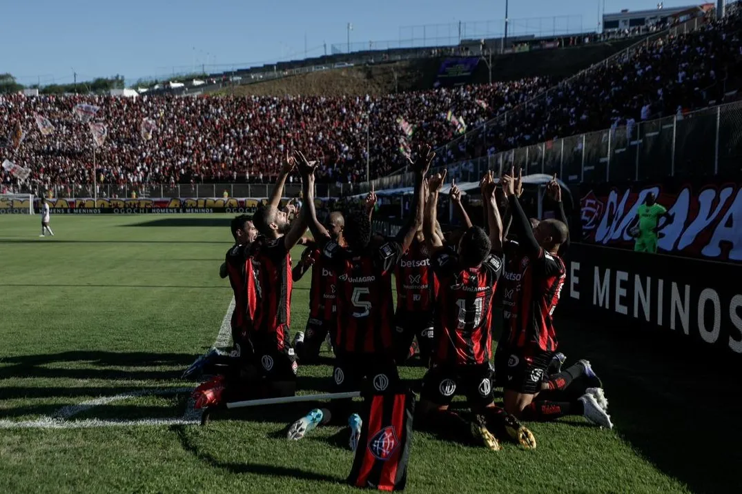 Jogadores do Vitória comemoram gol de Osvaldo, no primeiro tempo
