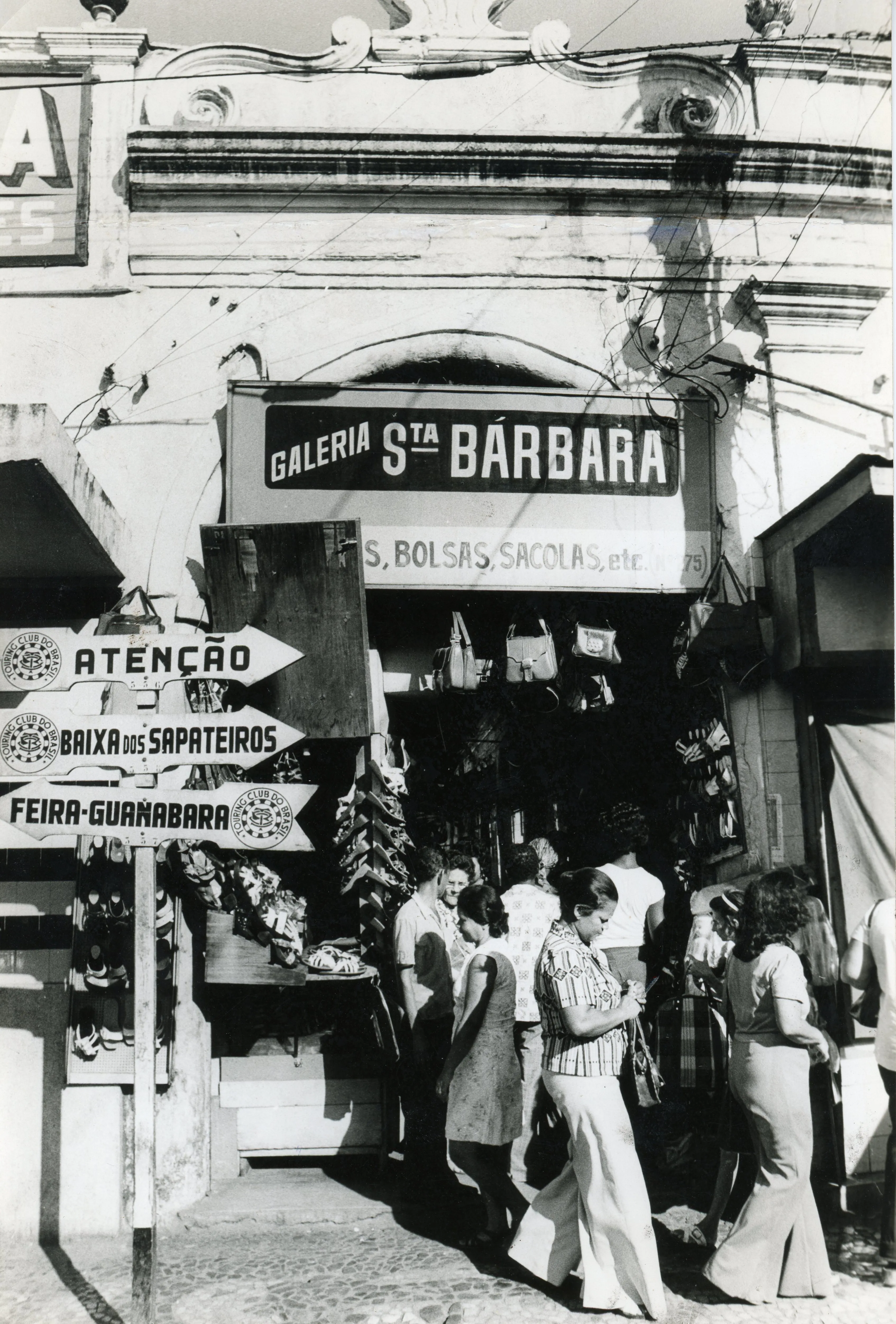 No Mercado de Santa Bárbara tem espaço para a devoção, samba e caruru em homenagem à padroeira.