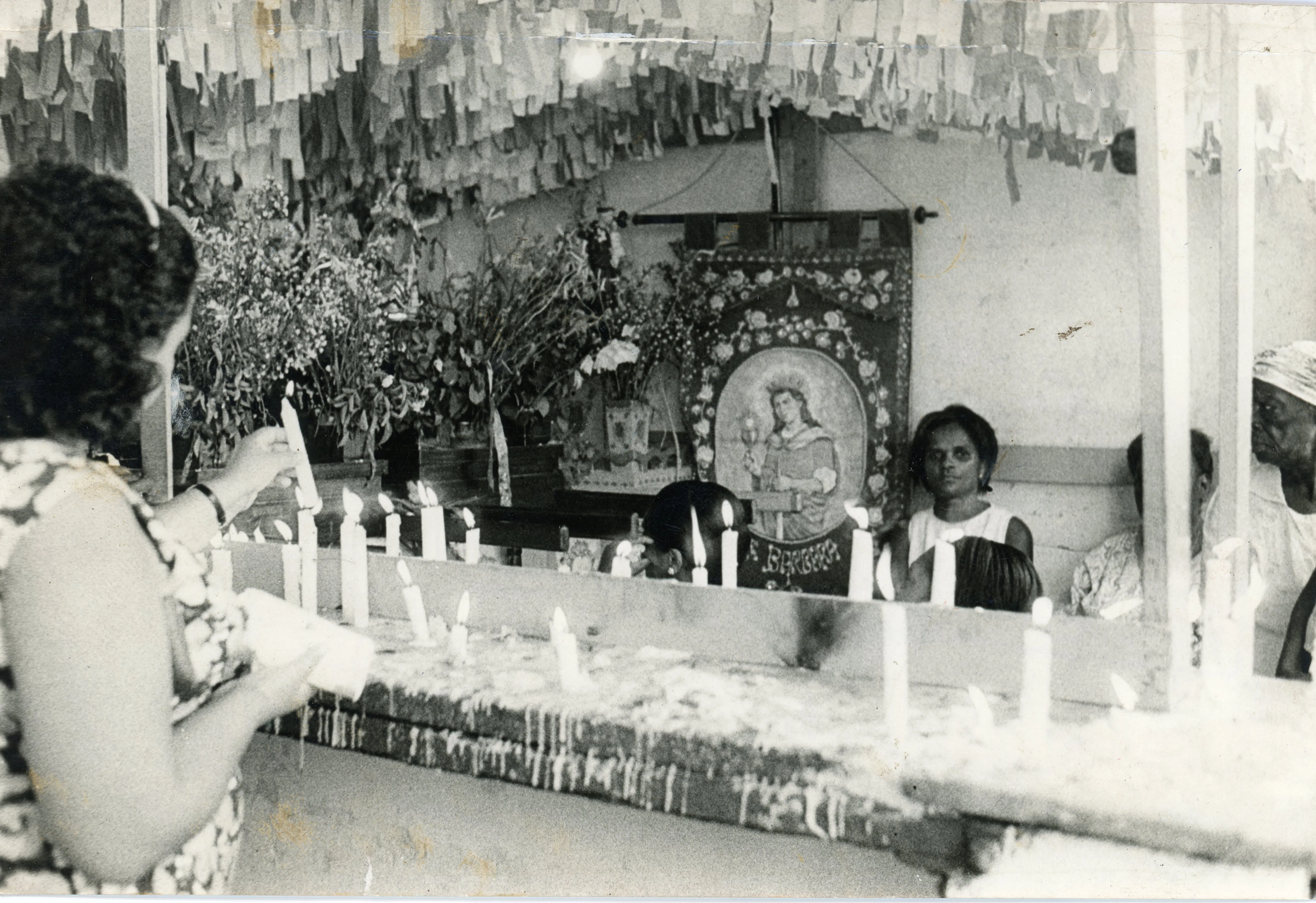 No Mercado de Santa Bárbara tem espaço para a devoção, samba e caruru em homenagem à padroeira