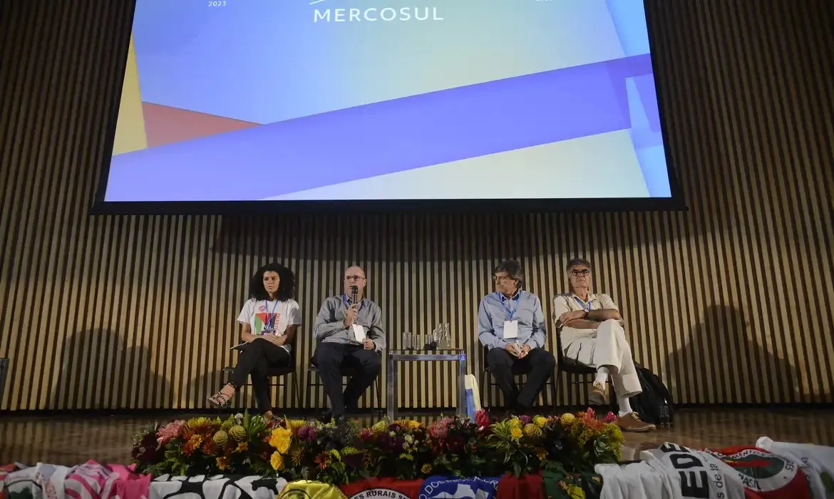 Mesa do primeiro dia da Cúpula Social do Mercosul