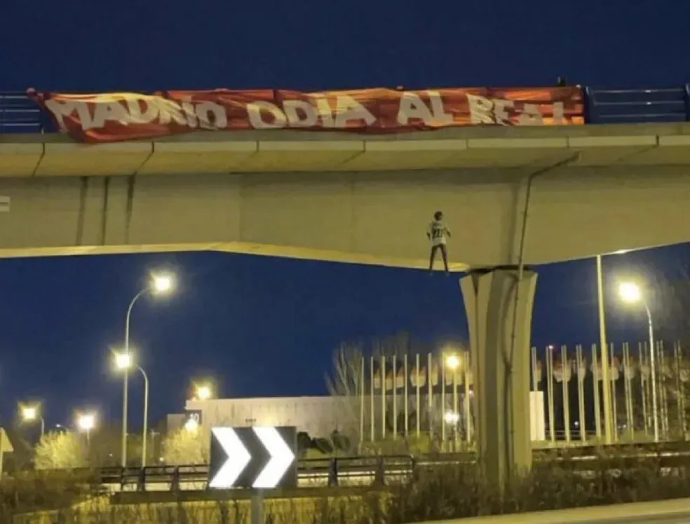 Torcedores do Atlético de Madrid penduram boneco com camisa de Vini Jr