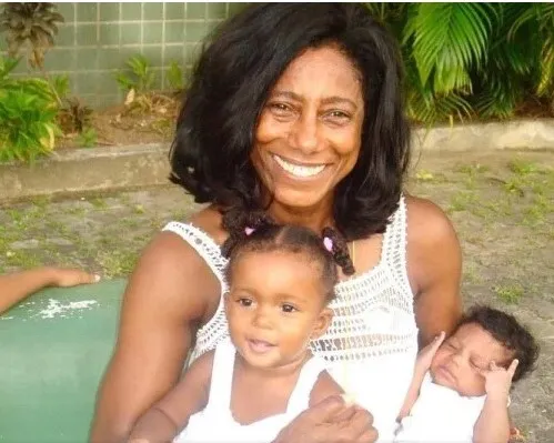 Jornalista e suas filhas, adotadas em Salvador