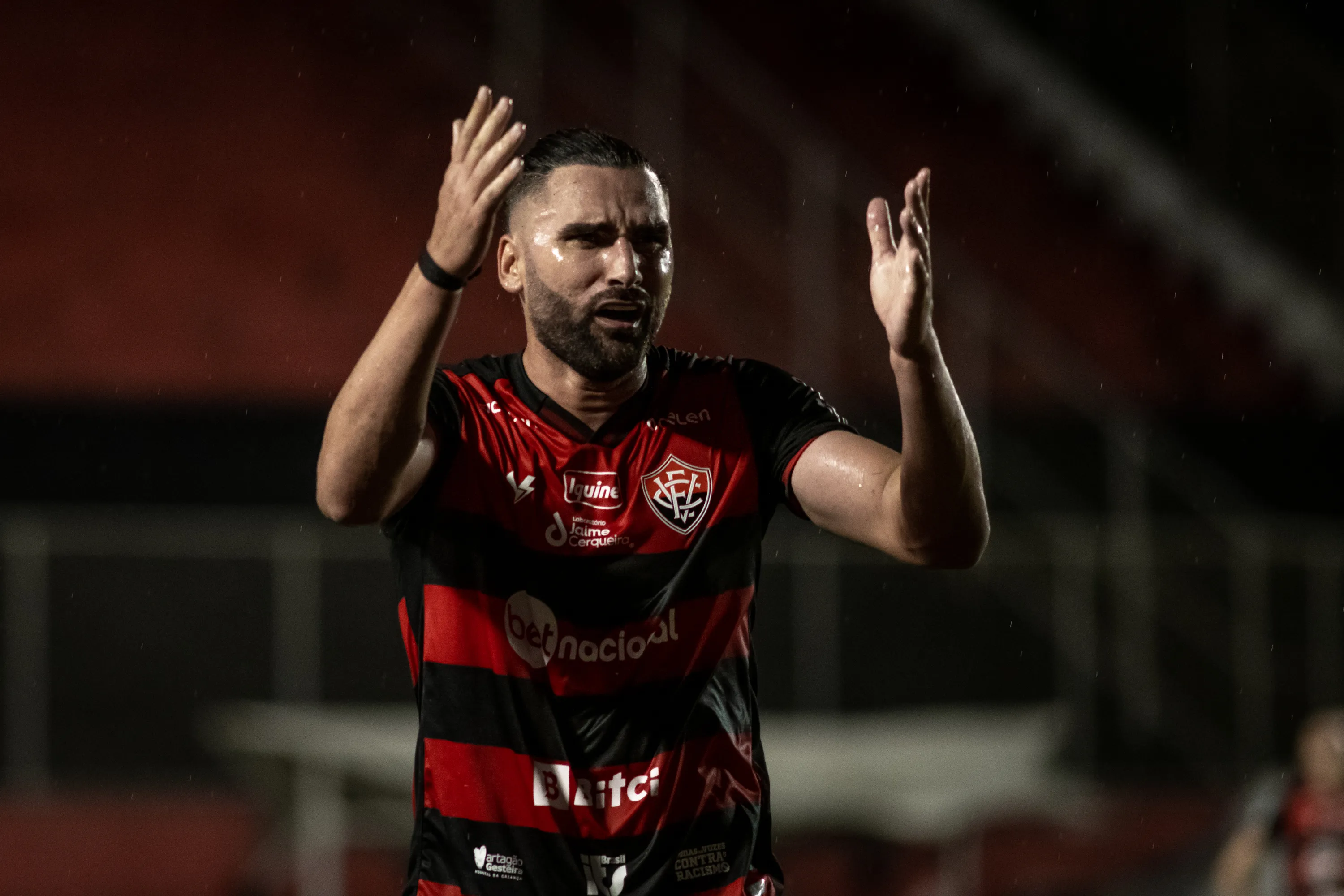 Léo Gamalho lamenta chance perdida em jogo da Copa do Nordeste
