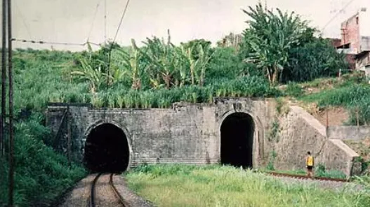 Túneis de Periperi já em 1992, mais de meio-século após a duplicação da ferrovia