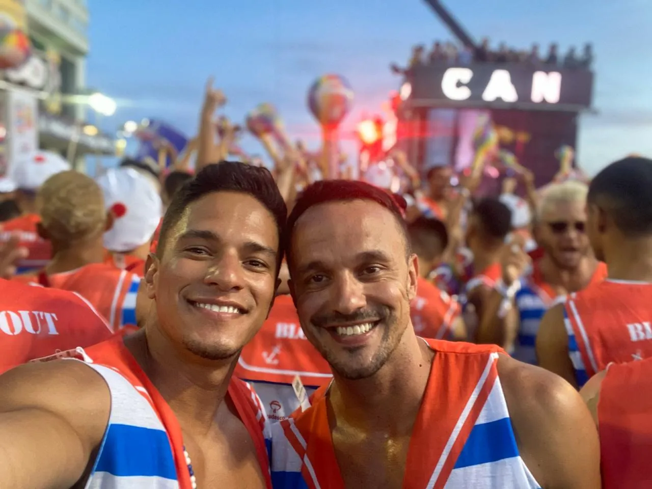 Vitor Borba (à direita) e seu namorado Higor Caetano, no carnaval de Salvador