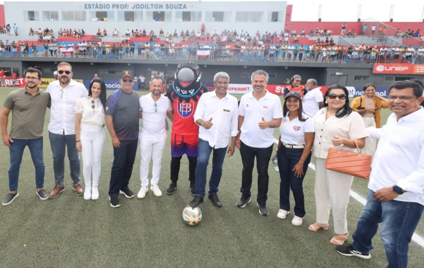 Mascote do Baianão ao centro com Jerônimo Rodrigues em seu lado esquerdo e Ricardo Lima, presidente da FBF, em seu lado direito