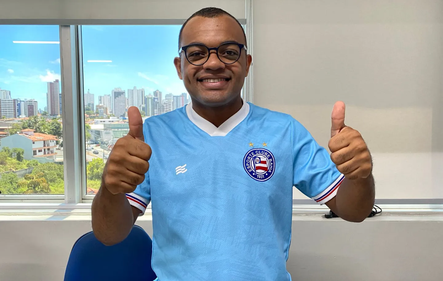 Torcedores do Bahia cumprem promessa após permanência na Série A