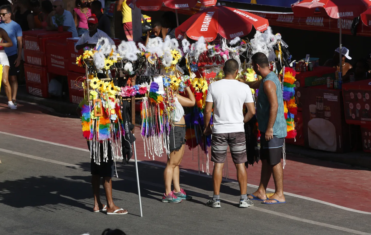 Ambulantes vendem acessórios e outros itens para fantasias no Carnaval