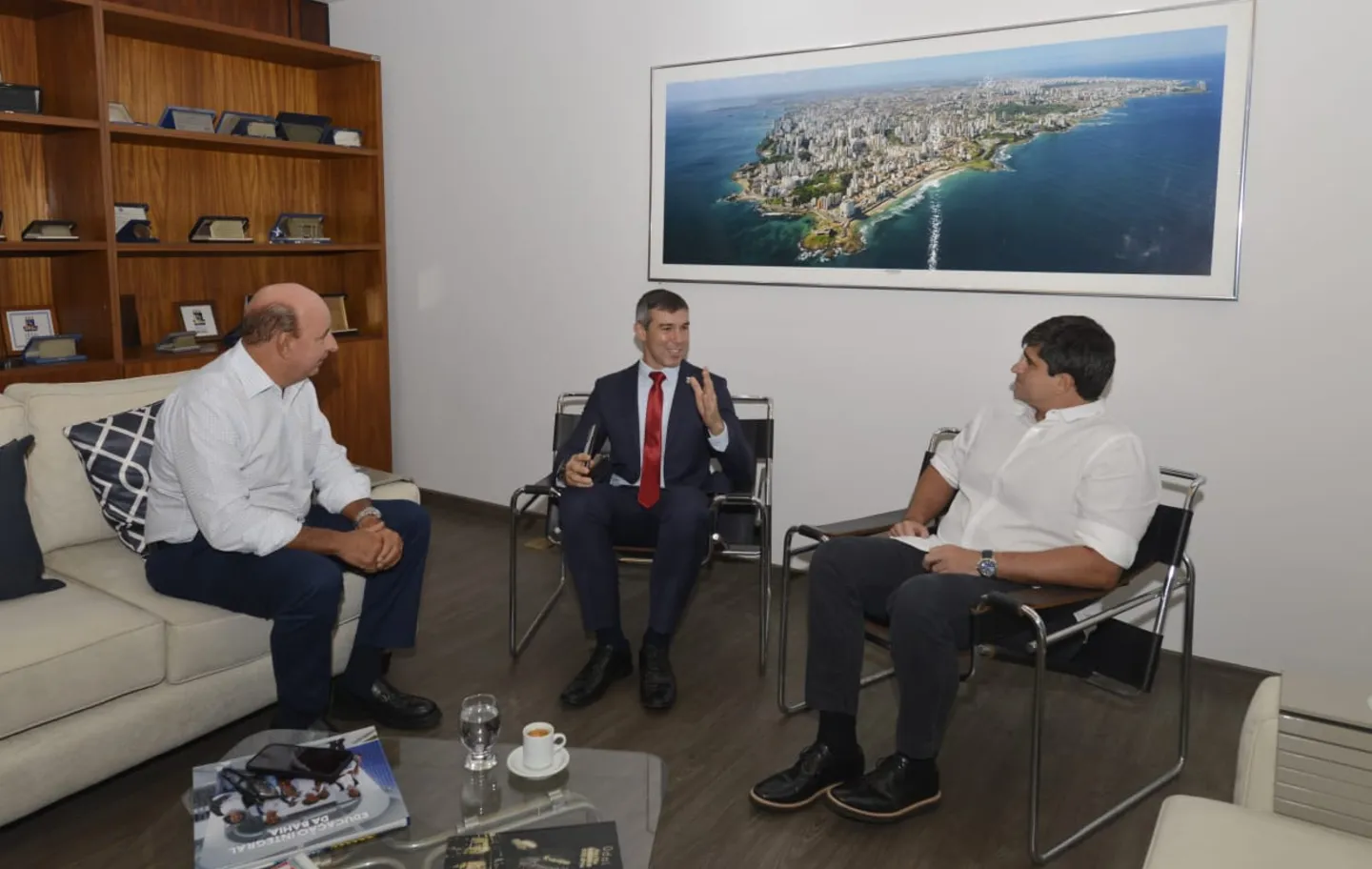 Secretário conversa com o diretor de Relações Institucionais de A TARDE, Luciano Neves (esq.) e com o presidente do grupo, João Mello Leitão (dir.)