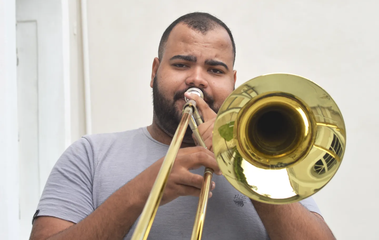 Sérgio Gabryel toca trombone tenor
