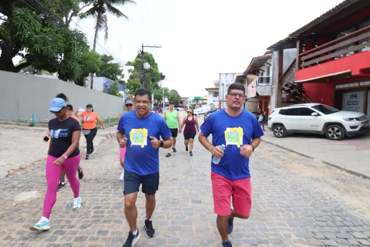 Davidson Magalhães (à esq.) participa de "treinão" em Arraial D'Ajuda