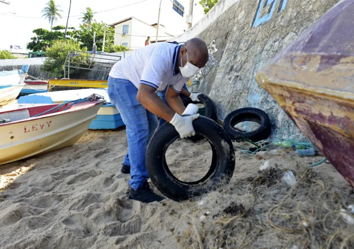 Se for guardar pneus velhos em casa, retire toda a água e mantenha-os em locais cobertos, protegidos da chuva