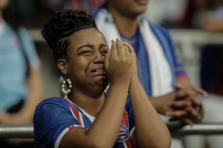 Torcedora do Bahia não segura a tristeza após gol do São Paulo