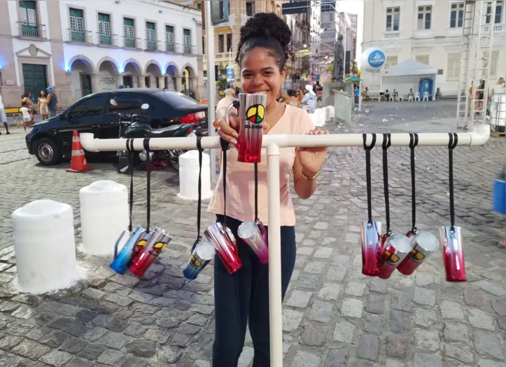 Imagem ilustrativa da imagem Blocos afro fazem carnaval antecipado e arrastam multidão em Salvador