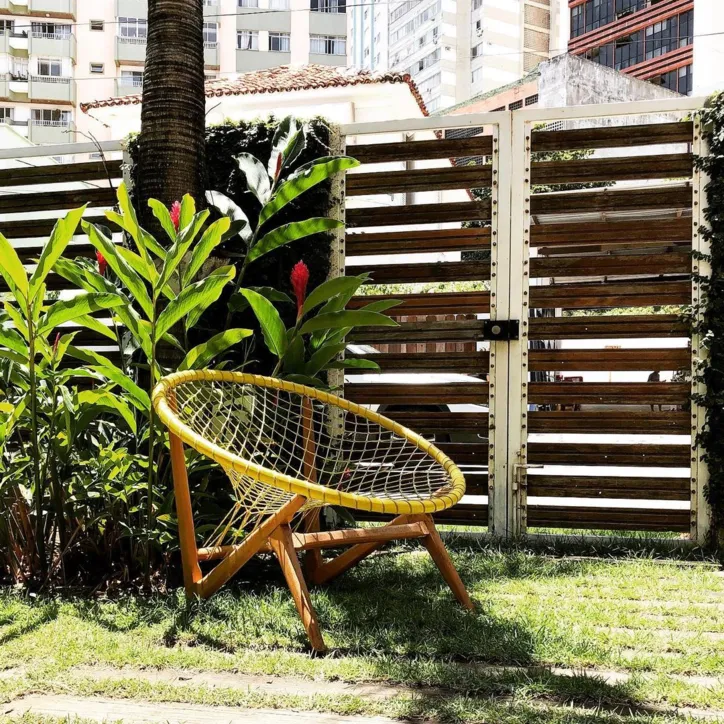 Poltrona com design valoriza área aberta em pousada