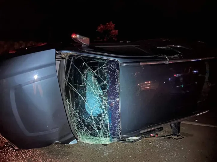 Carro capotou após colidir com carreta