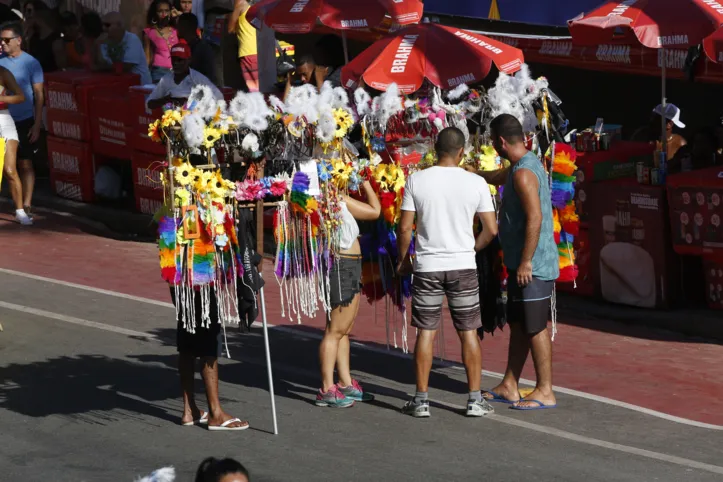 Ambulantes vendem acessórios e outros itens para fantasias no Carnaval