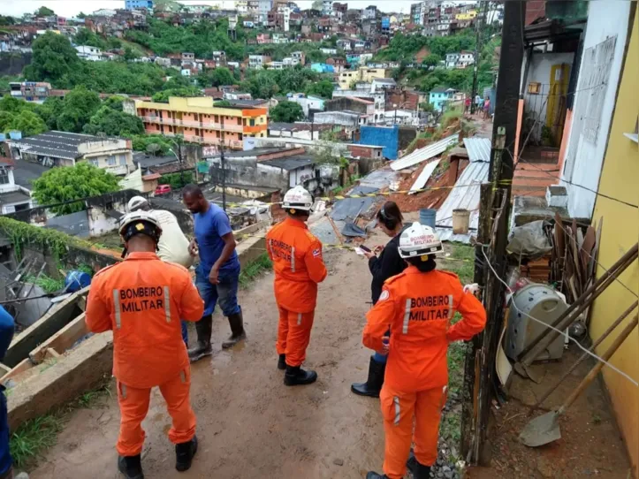 Bombeiros auxiliaram população por causa das fortes chuvas