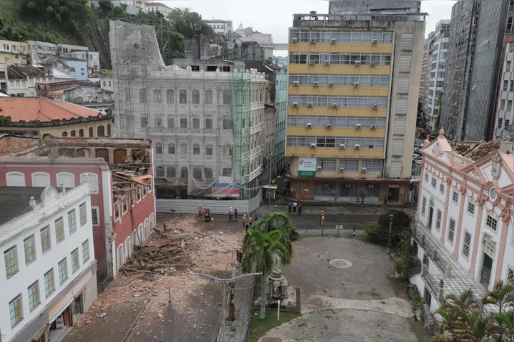 Vista aérea do casarão que desabou