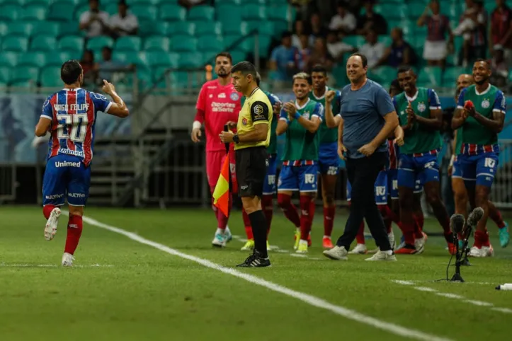 Yago Felipe marcou de falta e foi comemorar com o técnico Rogério Ceni