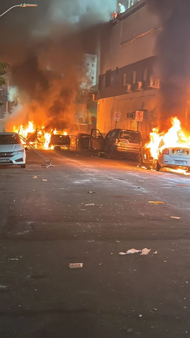 Torcedores do Santos incendeiam veículos ao redor da Vila Belmiro