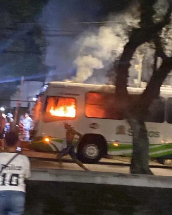Torcedores do Santos incendeiam veículos ao redor da Vila Belmiro