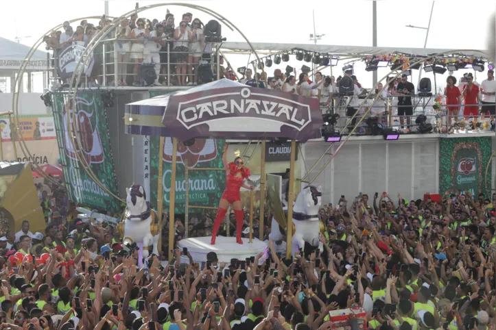 Imagem ilustrativa da imagem Cláudia Leitte inova "fora do trio" e desfila em carro alegórico