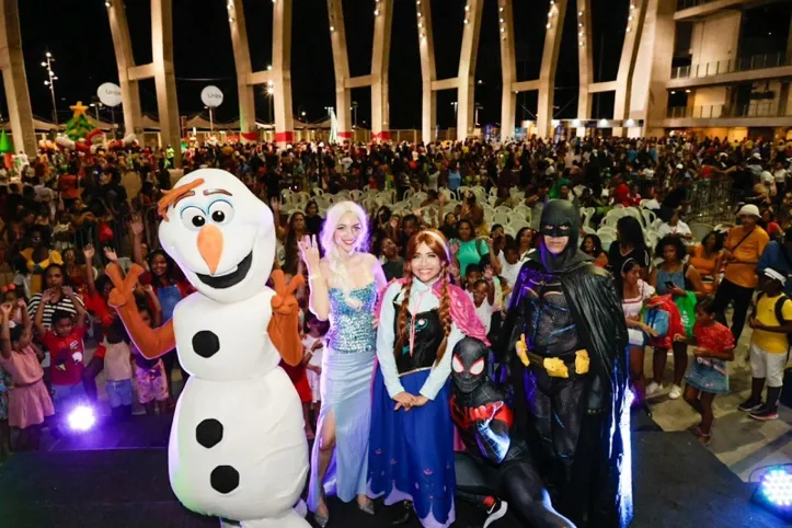 Imagem ilustrativa da imagem Com Papai Noel de rapel, Arena Fonte Nova celebra  Natal