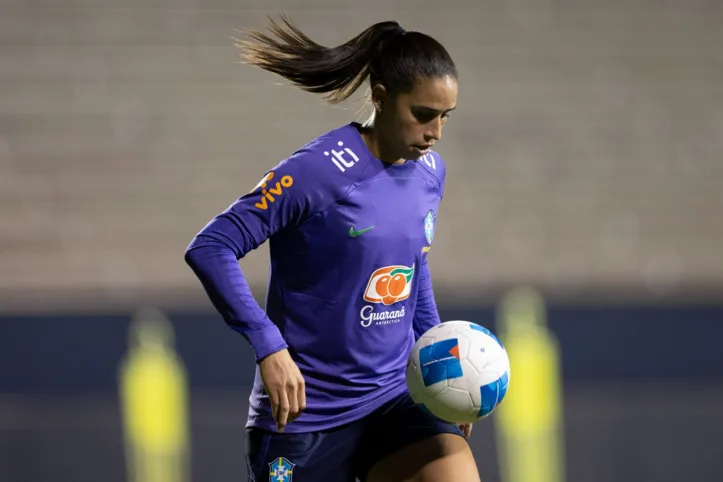 Rafaelle durante treino com a Seleção feminina