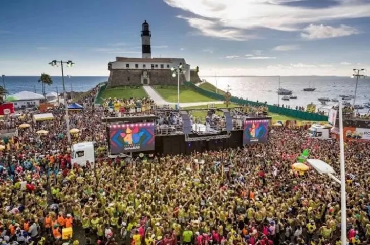 Concentração dos trios no Farol da Barra durante o carnaval