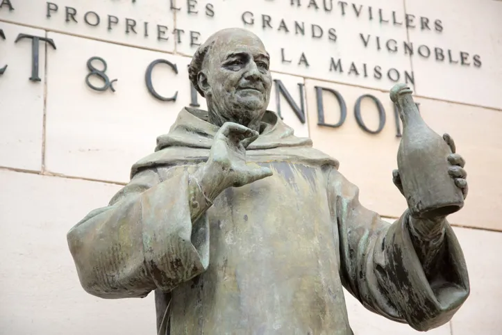 Estátua dos dom Perignon, Epernay, região de Champagne, França