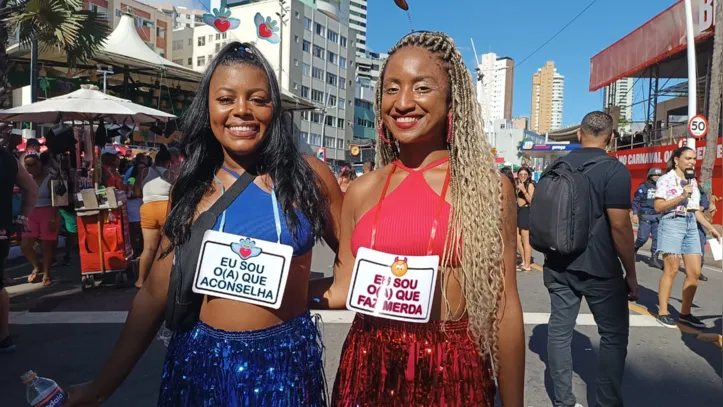 Ana Beatriz, 24 (vermelho-direita) e Joane conceição, 30 (azul-esquerda)