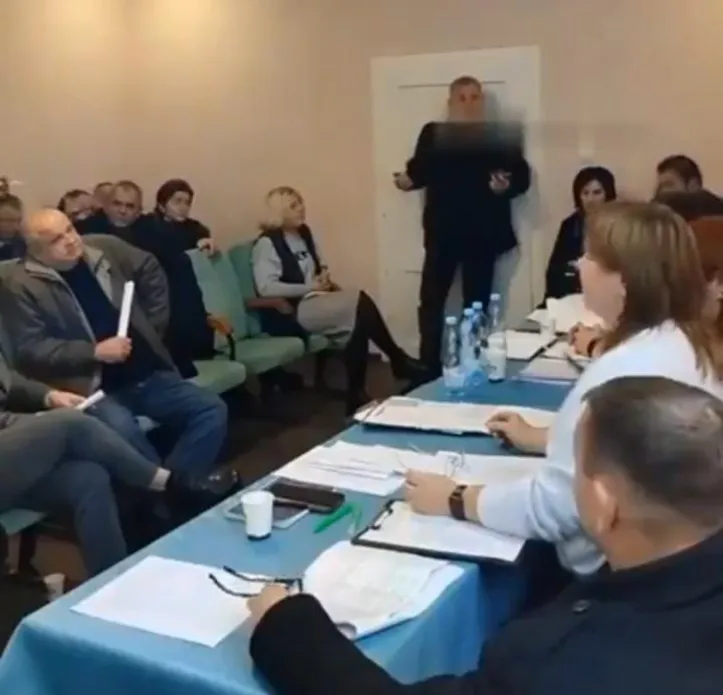 Imagem ilustrativa da imagem Deputado explode granadas em reunião de prefeitura na Ucrânia; assista