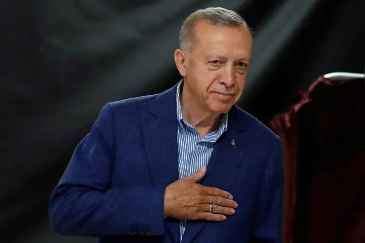 Presidente da Turquia, Recep Tayyip Erdogan, gesticula em seção eleitoral de Istambul