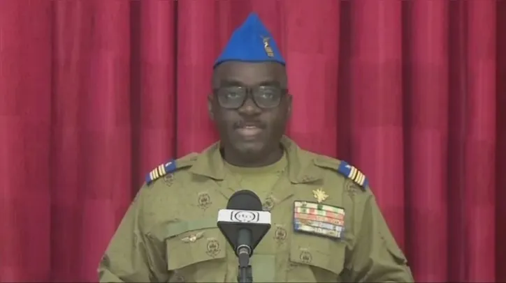 Coronel Amadou Abdramane, líder da junta militar no poder no Níger, fazendo pronunciamento na TV