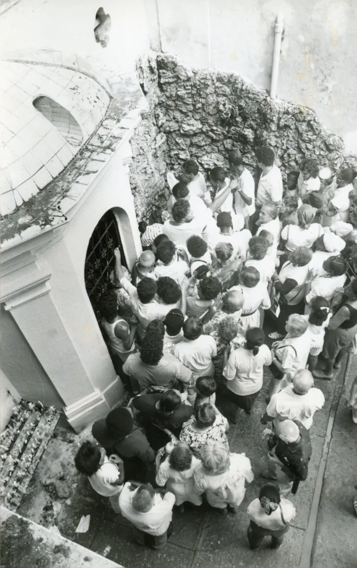 Água da fonte que fica no interior da igreja é considerada milagrosa