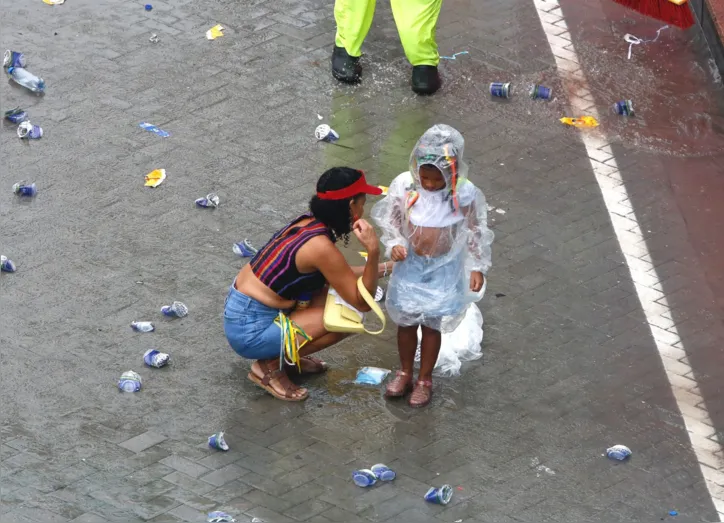 Imagem ilustrativa da imagem Foliões enfrentam temporal para ir atrás de Saulo no Campo Grande