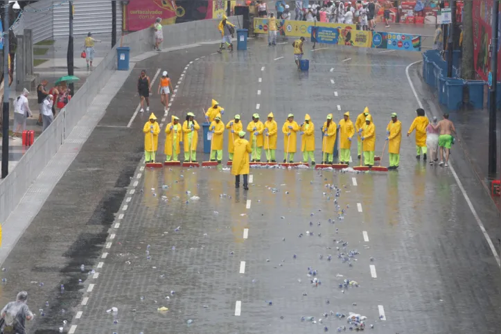 Imagem ilustrativa da imagem Foliões enfrentam temporal para ir atrás de Saulo no Campo Grande