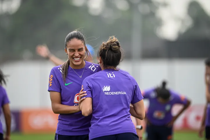 Gabi Nunes durante primeiro treinos visando o Japão