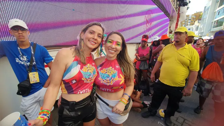 As amigas Kelly Silveira e Micaela Ferreira saíram de Fortaleza para curtir Ivete em Salvador