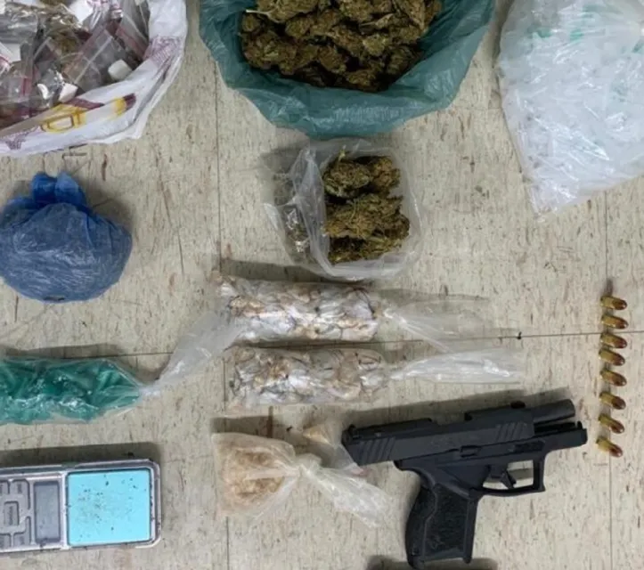 29 pedras de crack, 200 embalagens de maconha, 40 pinos de cocaína e uma pistola 9mm  foram apreendidos na ação